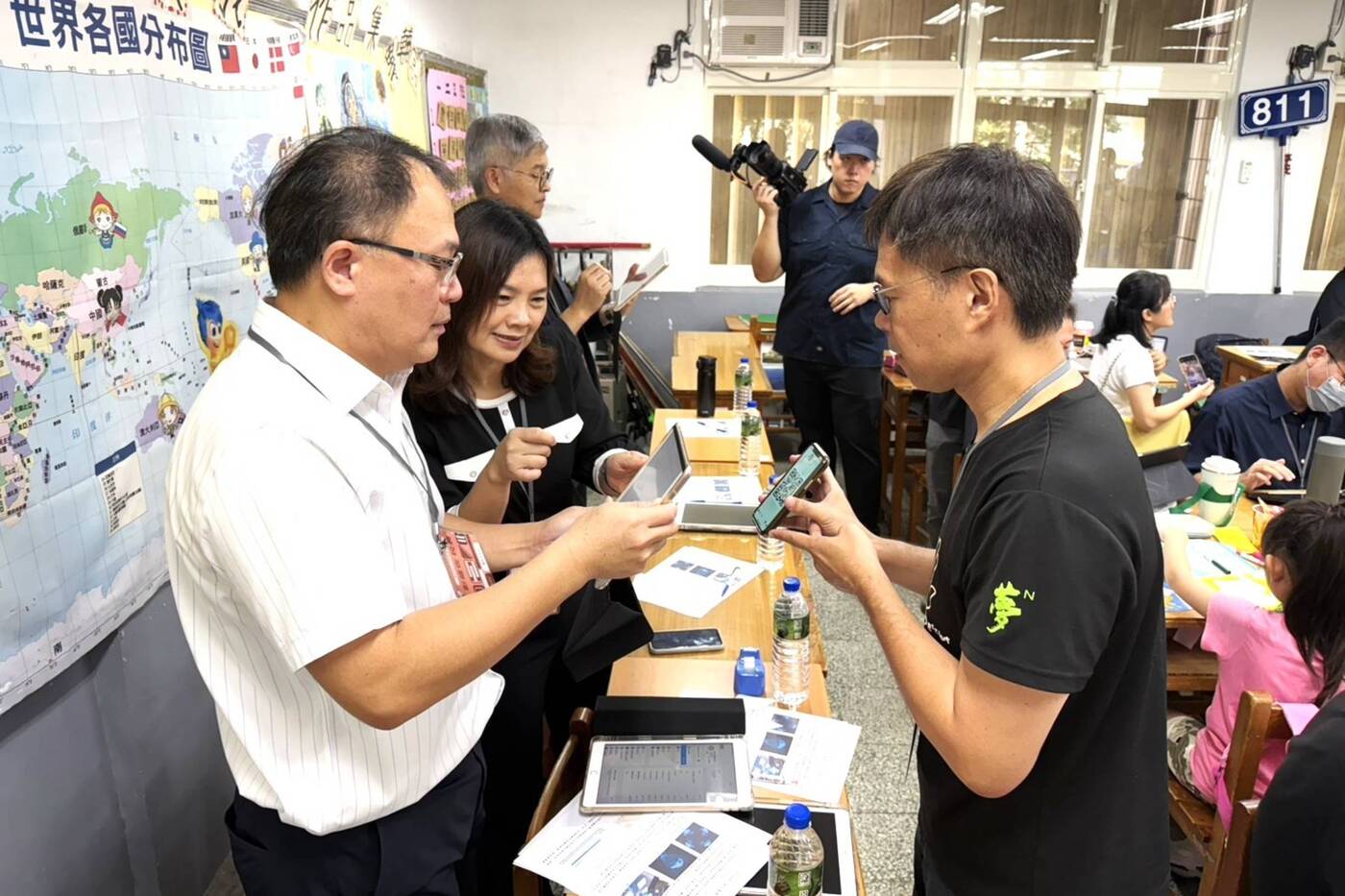 透過夢N研習強化教師數位應用力，師長學習利用折射打造來立體圖像