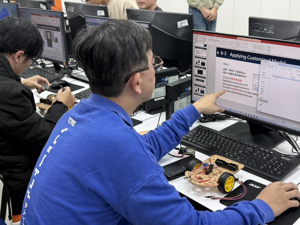 教師實際撰寫AI模型與控制指令，結合影像辨識與機器人控制，打造能感應環境的AIoT自走車。