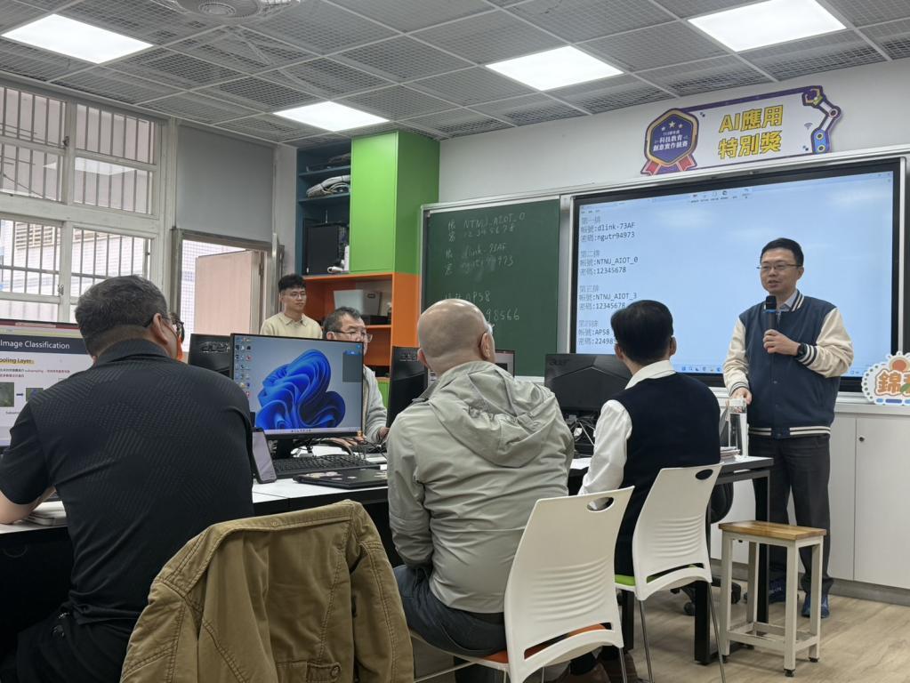 林政宏教授於錦和高中AI科技中心親自授課，帶領教師操作Ameba平台，學習AI與物聯網整合應用，課程理論與實作並重，現場互動熱烈。