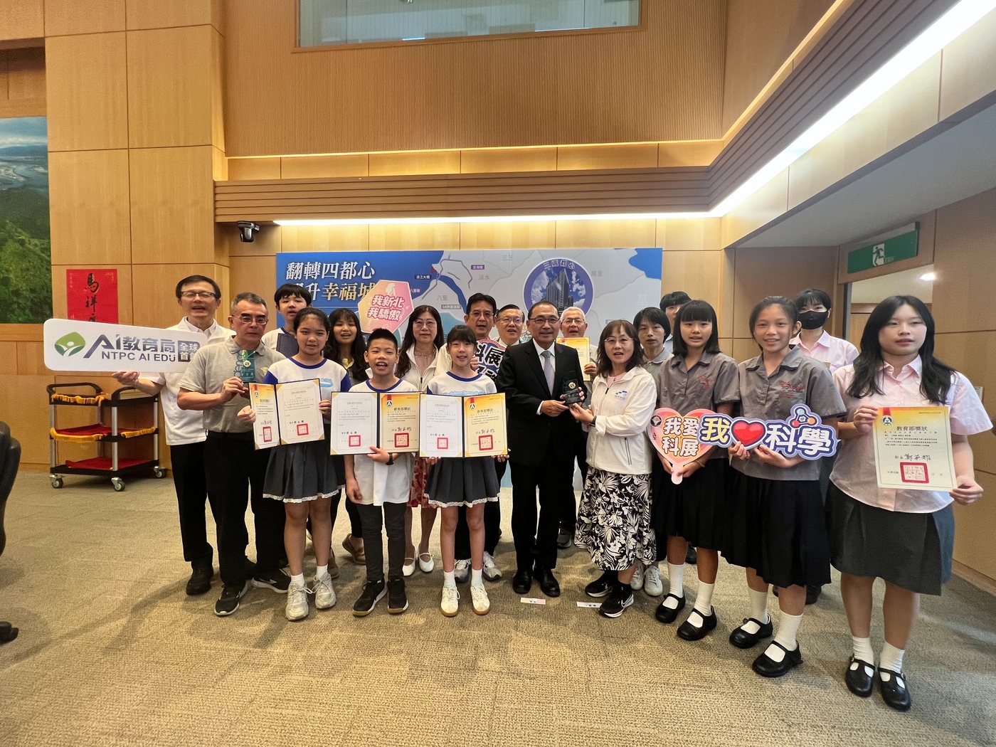 新北市第66屆全國科展獲獎師生30日於市政會議獻獎，市長侯友宜親自表揚並合影。