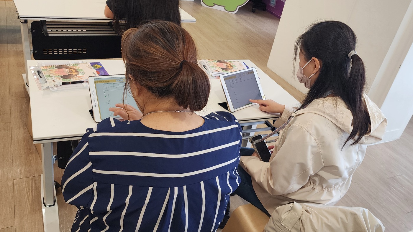家長參與「宣講講座活動」實作數位平臺 ，親身體驗孩子自主學習的重點與樂趣。