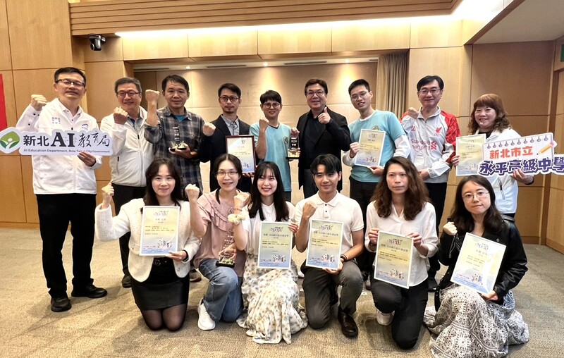新北市推動永續教育成果亮眼，「永續台灣創意教案」市政會議獻獎全體大合影