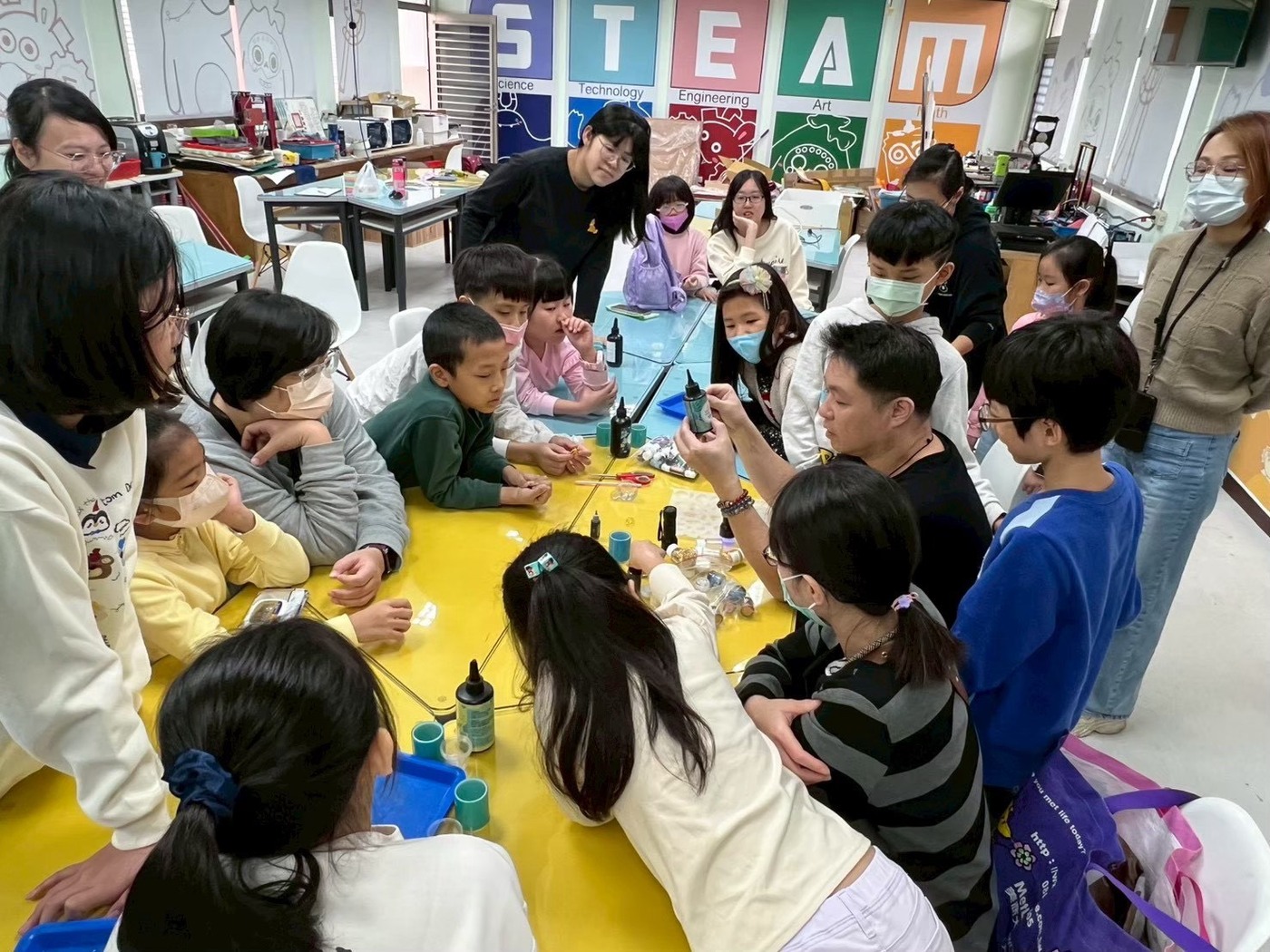 透過老師解說，親子共學。