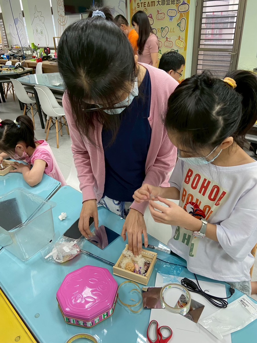 家長與孩子一起研究手做組合成品，不僅增進親子之間情誼更是達到互動學習效果。