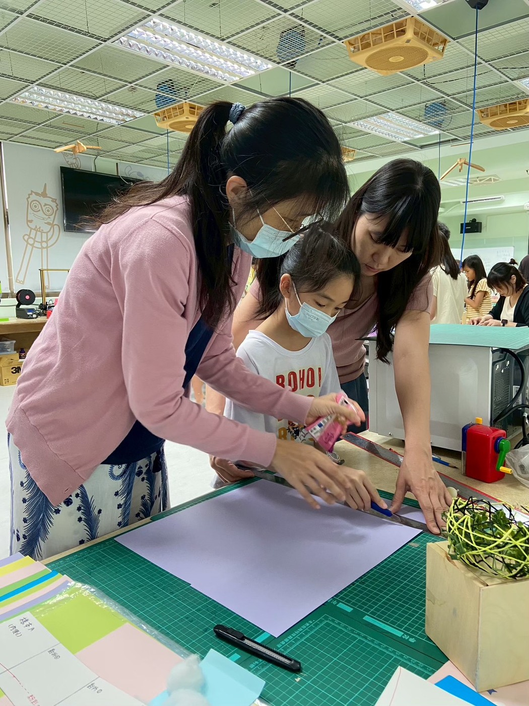 親子營都有專業老師隨時在旁協助。