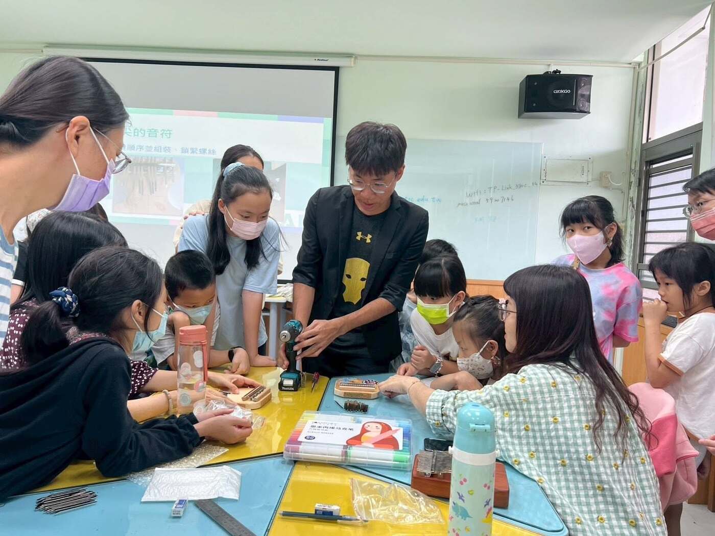 (圖說)女力專場學子與家長仔細聆聽講師說明，展現專注探索、勇於實作的跨域學習力。