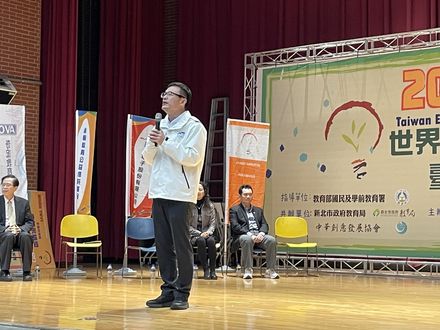 新北市教育局張明文局長肯定青少年展現蓬勃的創造力與優異的科學素養，期許同學們透過科技實作回應全球趨勢，讓世界看見臺灣發明實力的絕佳機會