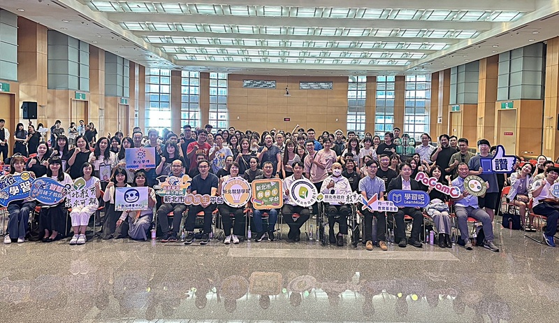 113學年度新北市智慧學習種子教師培訓授證典禮暨親師生平臺AI助教記者發布會大合影