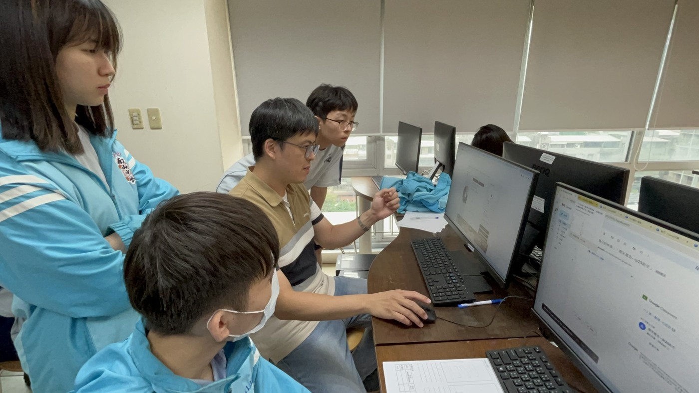 5獲教案特優的南山高中賴建華老師於課堂示範教學