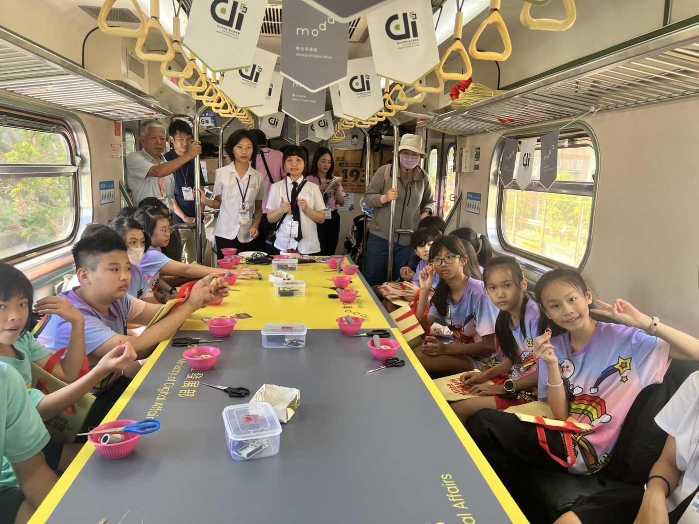 科普環島列車車廂化身為「行動實驗室」，樹林國小學生在行進列車中動手做實驗