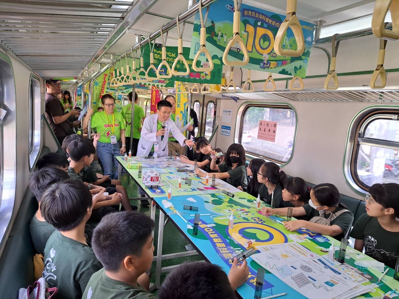 昌福國小學生於科普環島列車車廂內動手做實驗，在「行動實驗室」中探索生活科學原理