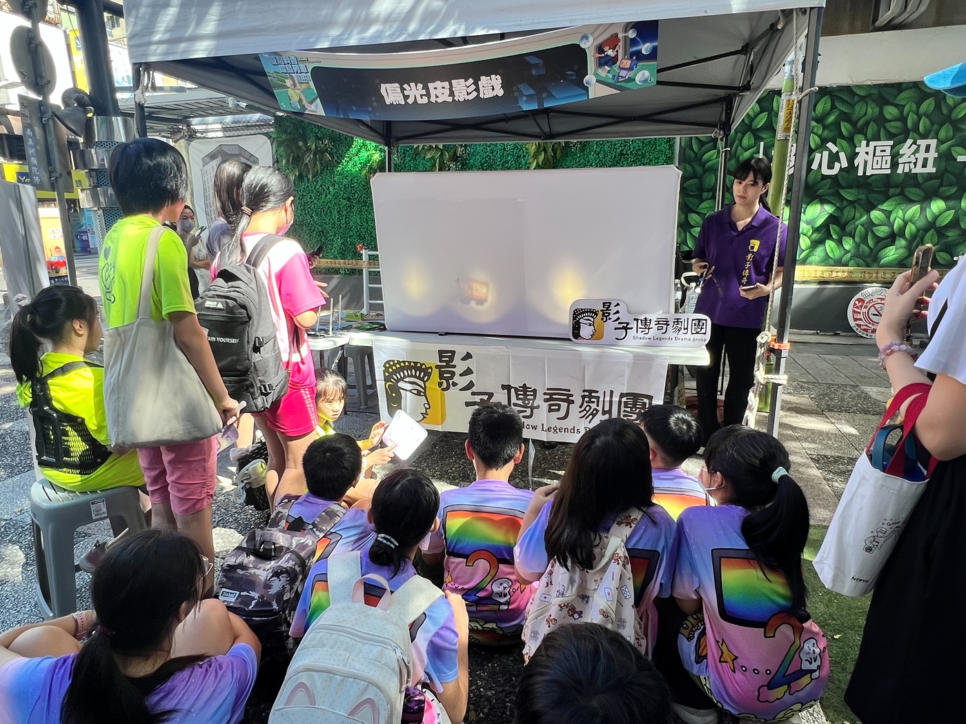 影子傳奇劇團帶領學生體驗「偏光皮影戲」，觀察光影變化並認識生活光學