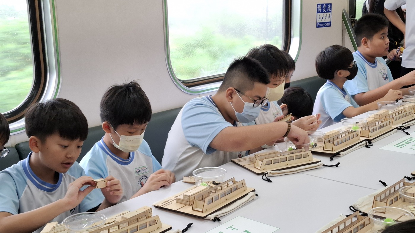 同榮國小學生在火車上製作磁浮列車，了解磁力的應用。