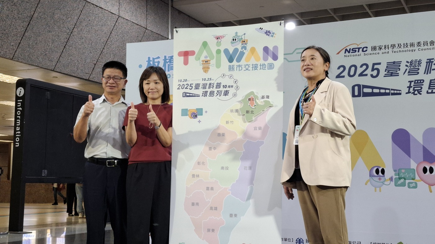 臺北市與新北市交接儀式，由臺北市啟聰學校趙麗華校長與新北市同榮國小廖明正校長代表交接。