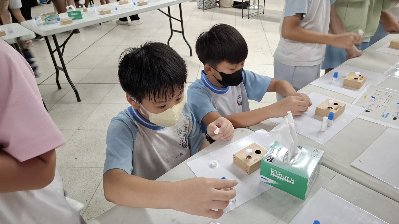 站點科學攤位-淡大化學系「金彩奈奈」，體驗奈米黃金的神奇變色，探索半導體製程的奧秘！