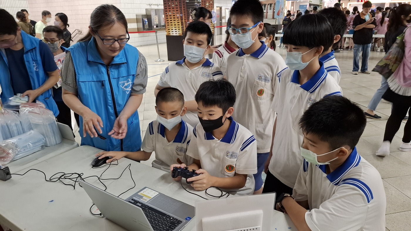 站點科學攤位-核能安全委員會「核安知識大秘寶」，透過數位電玩學原子能知識！