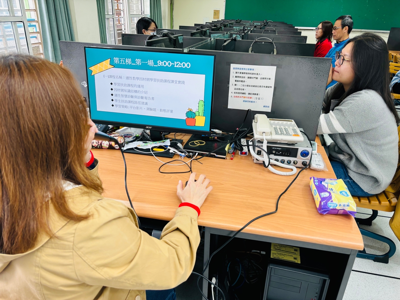 科技輔助自主學習智慧學校教師社群進行課程