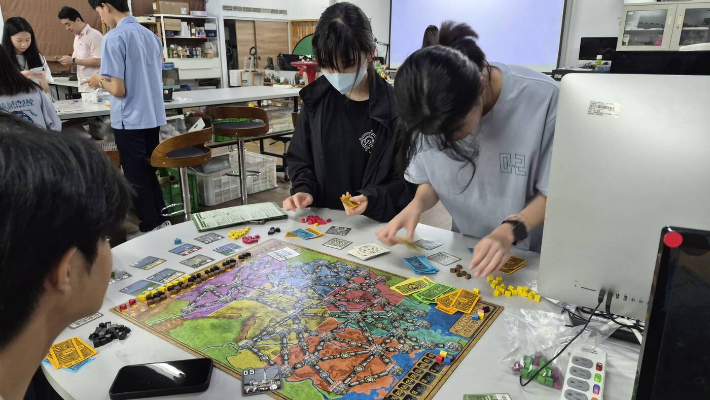 板橋高中學生，桌遊教案《電力公司》課程實施