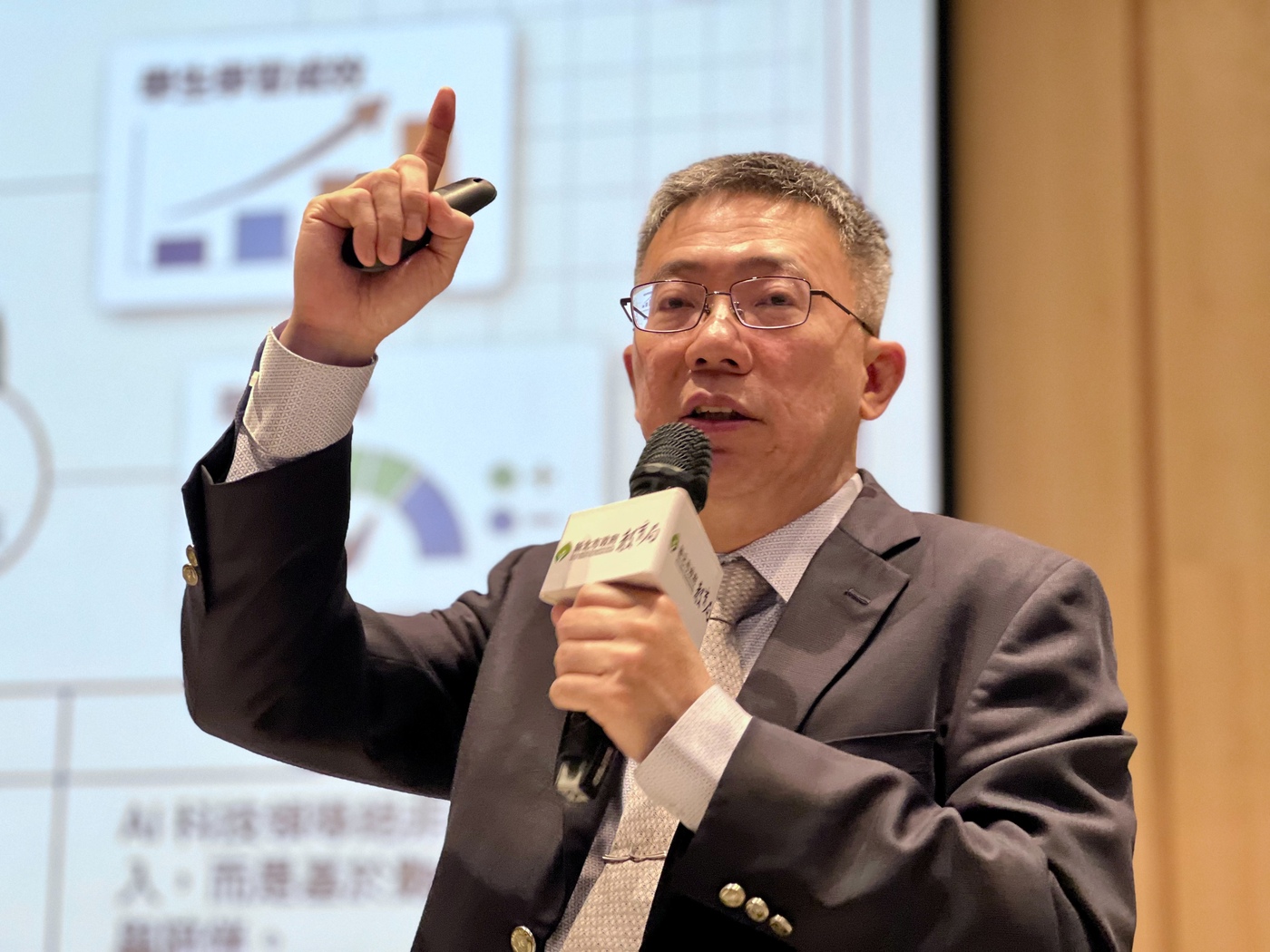 AI 大師指點迷津！郭伯臣校長熱血開講，解密教育用 AI 的關鍵心法 。