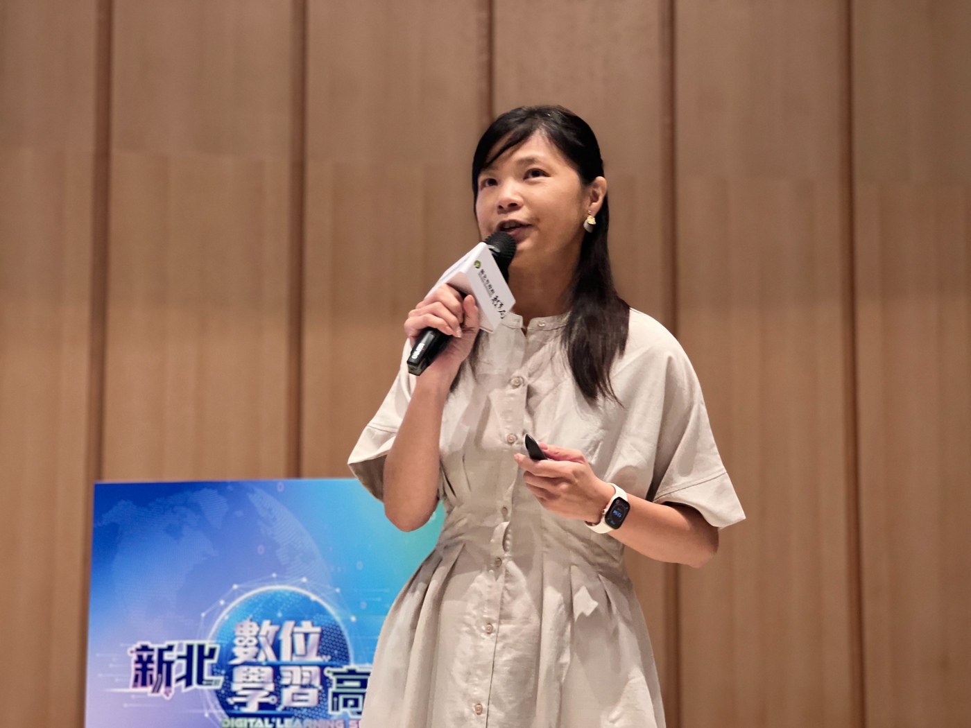 新北教師回娘家，蘇澳國小邱怡雯組長分享 iPad 與 AI 教學實務 。