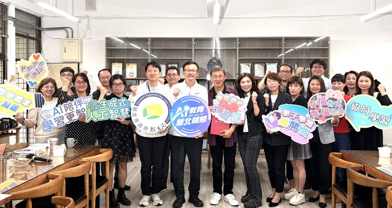 張局長到場給國中小的初任校長勉勵，善用AI工具成為最佳教育夥伴，減輕校長、教師的教學負擔。