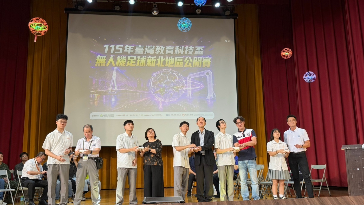 無人機新北地區公開賽起飛儀式，學生與貴賓們共同起飛