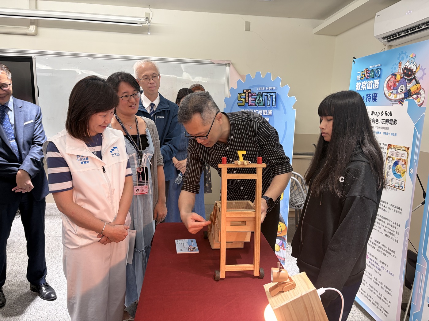光榮國中特優作品由指導老師曹崇禮、學生陳玟安介紹手推車設計概念，兼具藝術美感與生活運用功能。