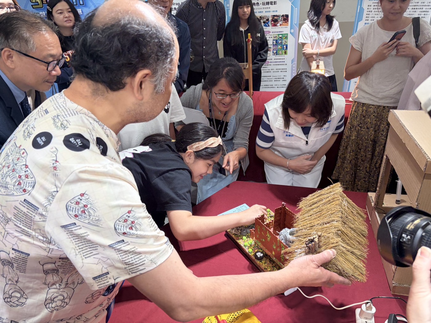 新店國小作品特優展示，主題為星河岸邊的古足跡，由新店國小指導老師林佳禾、學生劉怡岑操作示範給主秘體驗，體驗十三行文化與STEAM結合。
