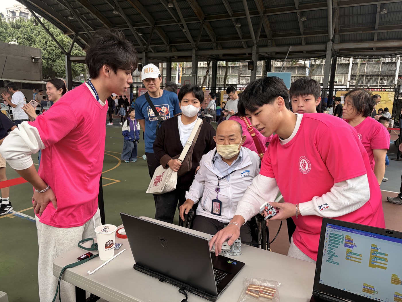 歐副局長體驗「智慧鱷魚愛挑食」攤位，藉由大學生解說如何操作系統，親自體驗學生設計的遊戲，積木拼湊到遙控手把。