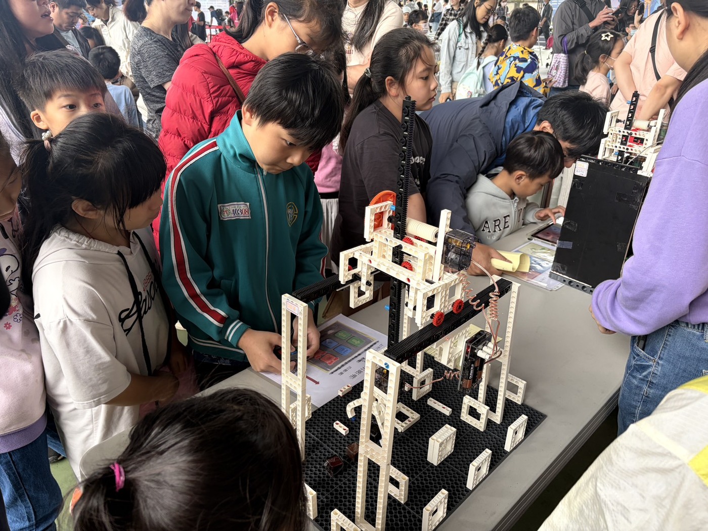 攤位實際互動闖關照片，透過理解、動手，達到學習跨域整合的概念。