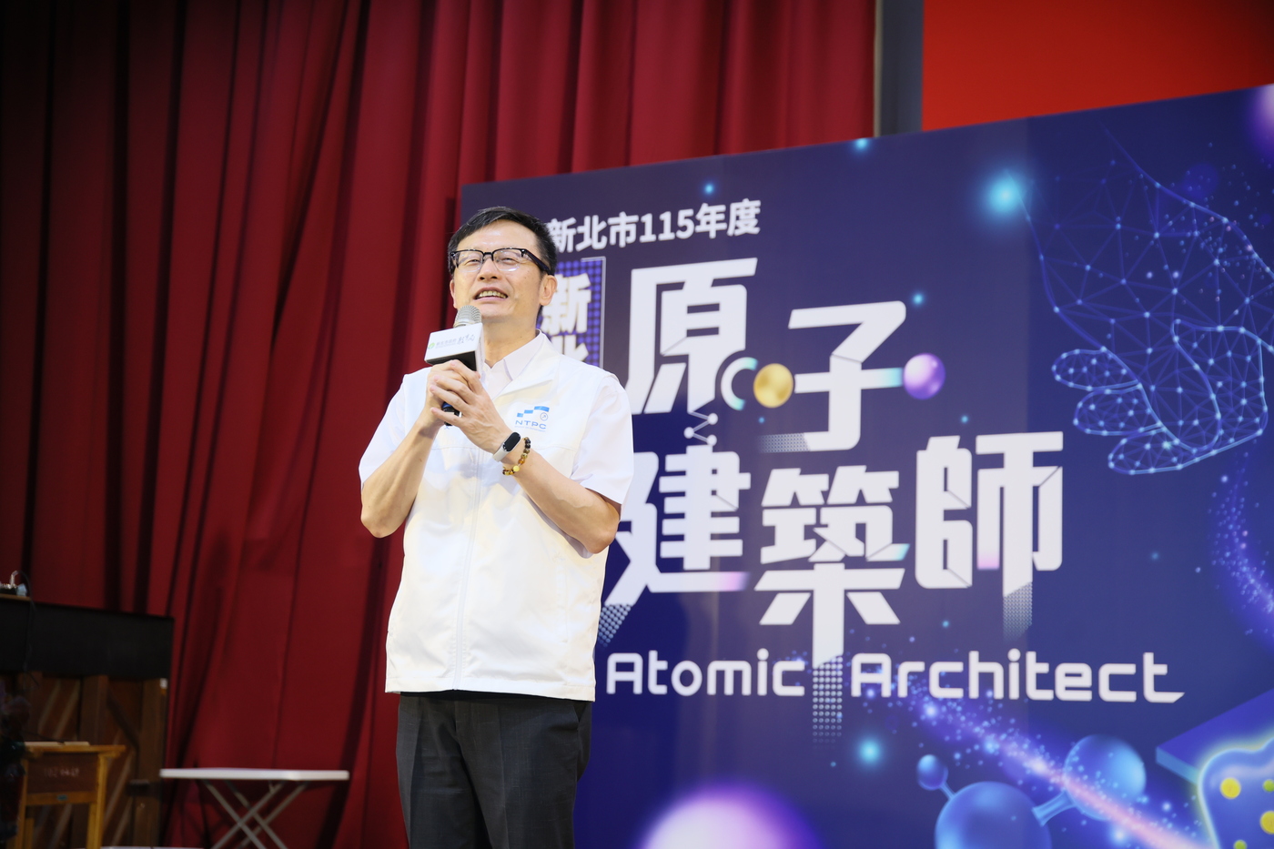 新北市教育局長張明文致詞勉勵師生，面對AI、半導體及能源科技快速改變世界，科學教育不能只停留在課本知識。新北市將持續透過STEAM跨域課程，引導學生從實作中理解科技，培養面對未來的科學素養與問題解決能力。