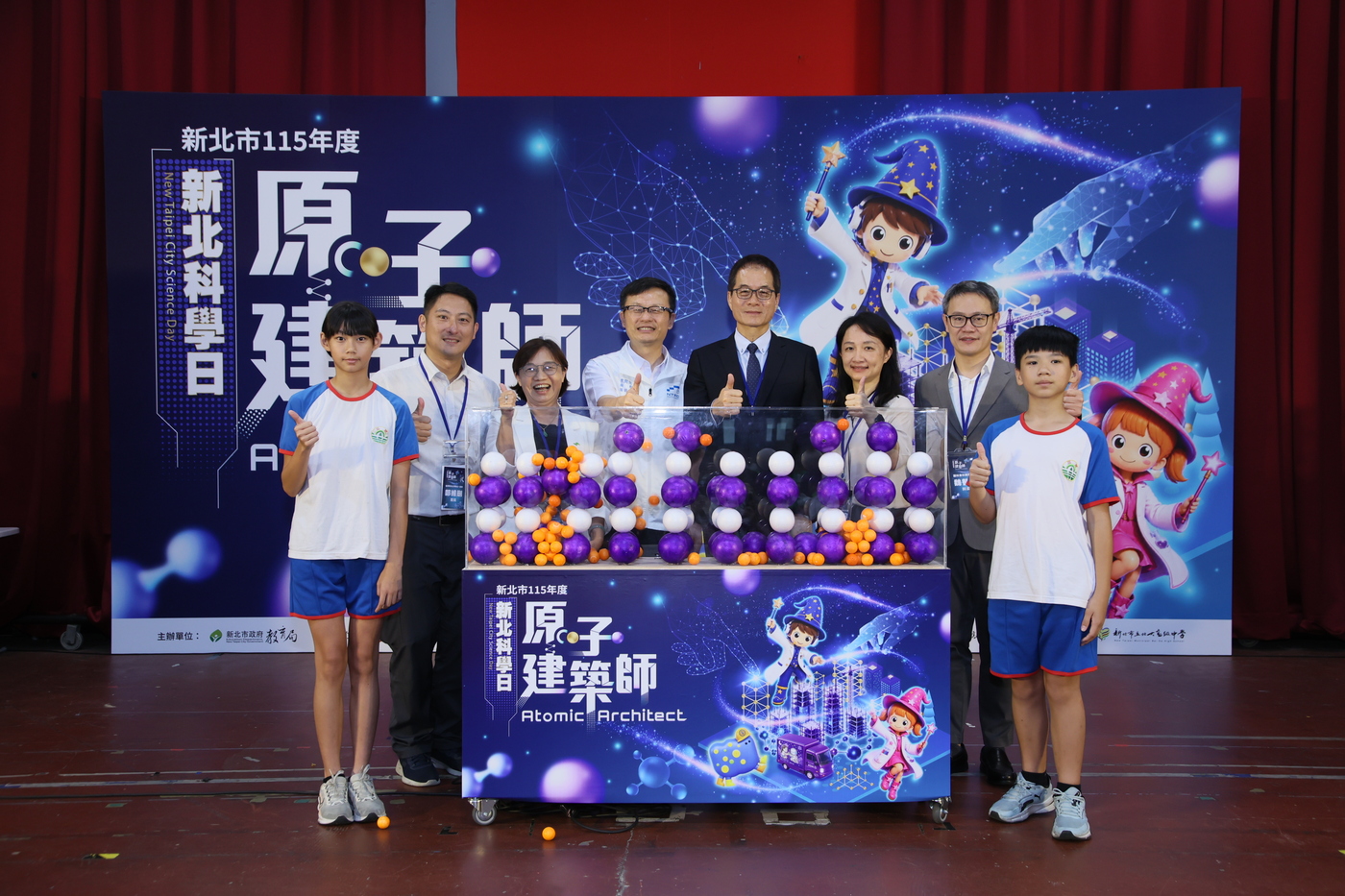 教育局長張明文與貴賓共同進行充滿科技感的啟動儀式，透過將象徵原子的保麗龍磁鐵球匯聚於模擬的壓克力箱中，成功具象化先進AI晶片的「原子層沉積（ALD）」製程原理，象徵帶領全場師生正式化身為原子建築師。