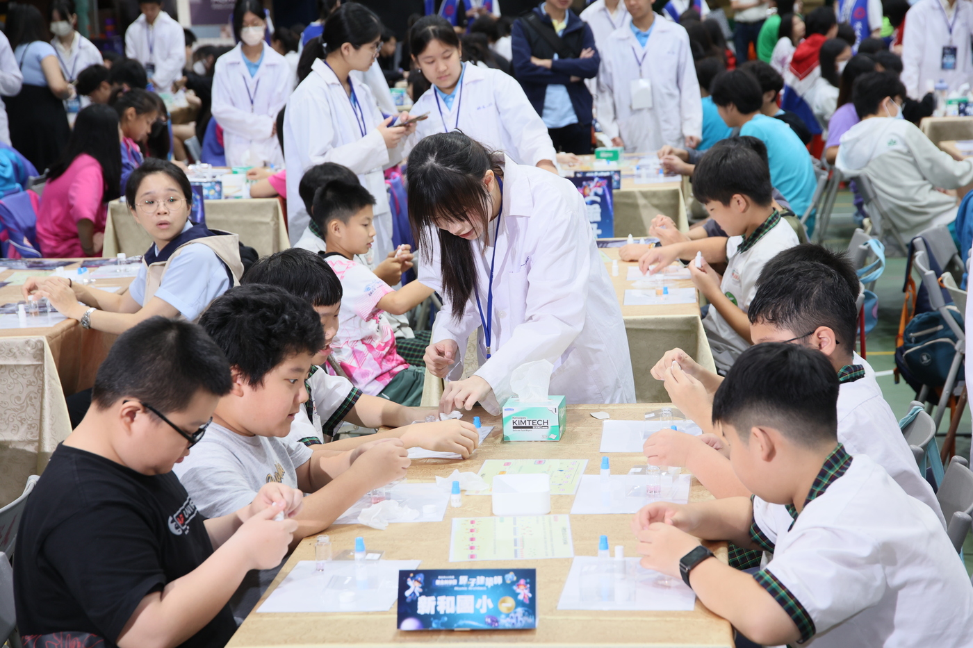 新北科學日將現場打造為大型實驗室，學生們親自動手調製「奈米黃金溶液」，透過搖晃瓶身觀察晶體成長與鮮豔的顏色變化，成功將肉眼難以直觀的半導體奈米科技與薄膜製程概念，轉化為可實際操作的生動學習經驗。