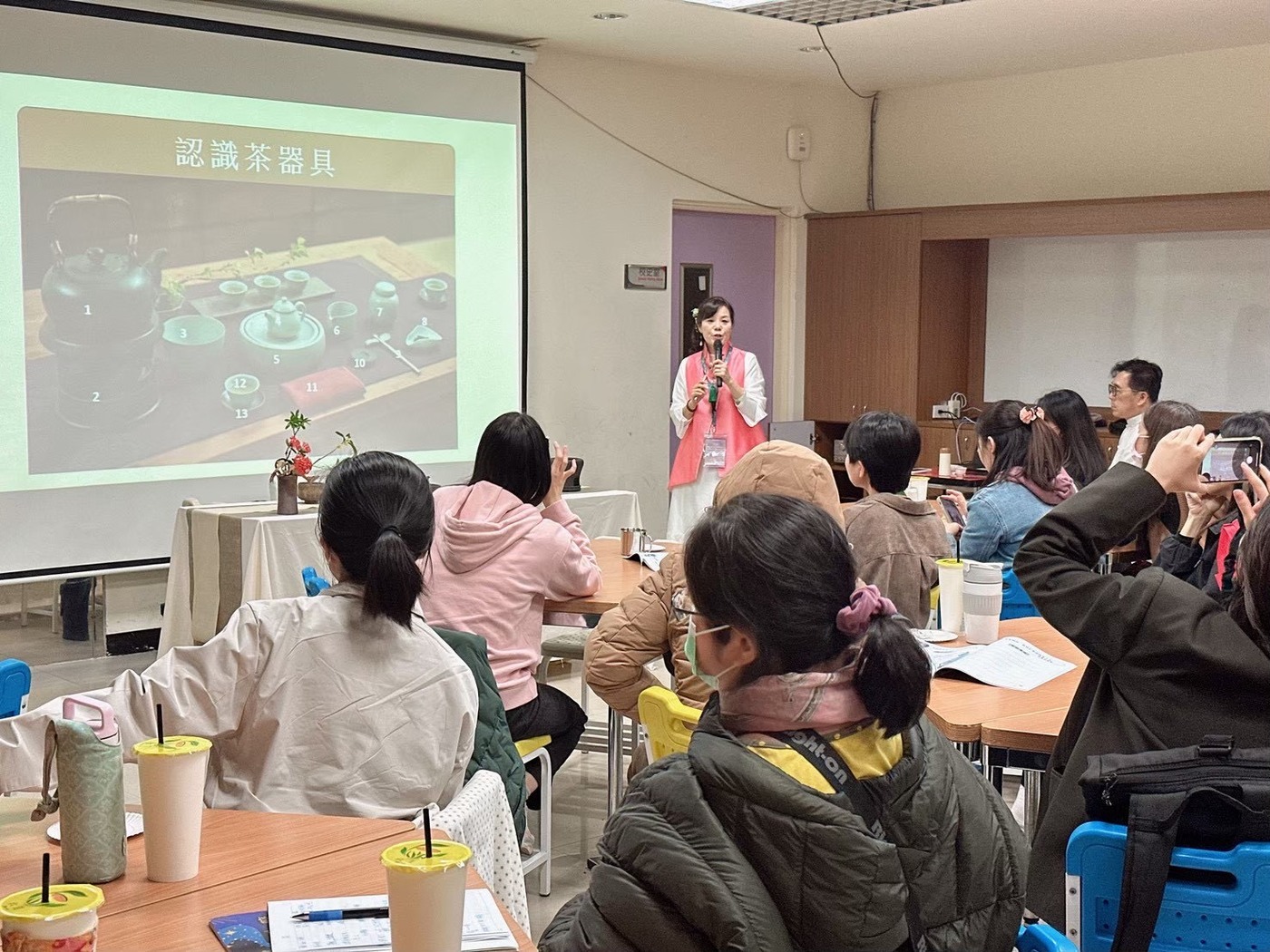 丹鳳高中「JUST愛讀閱讀教師專業社群」嚴翊綾老師分享「茶道是生活的藝術，也是體貼的待客之道」讓與會者獲得心靈的沉靜 彷彿也「穿越時空進入茶的世界」