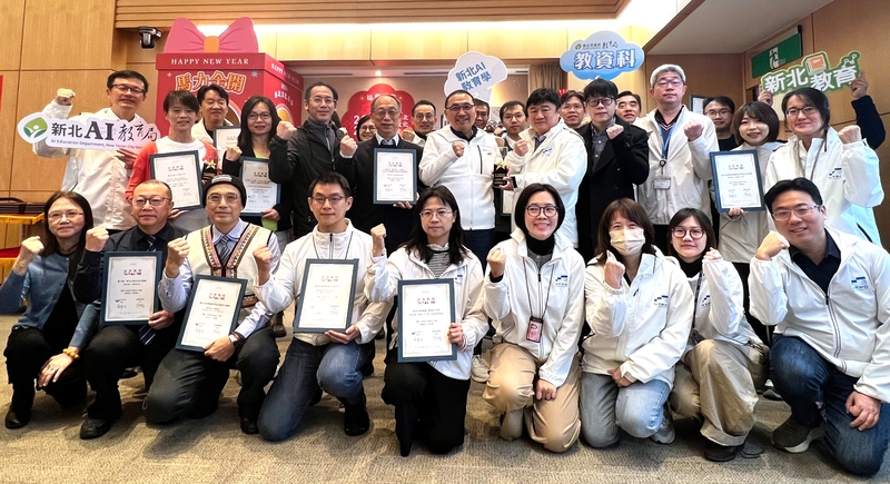 未來教育臺灣100新北 17 件入選蟬聯全國第一，今日於市政會議獻獎
