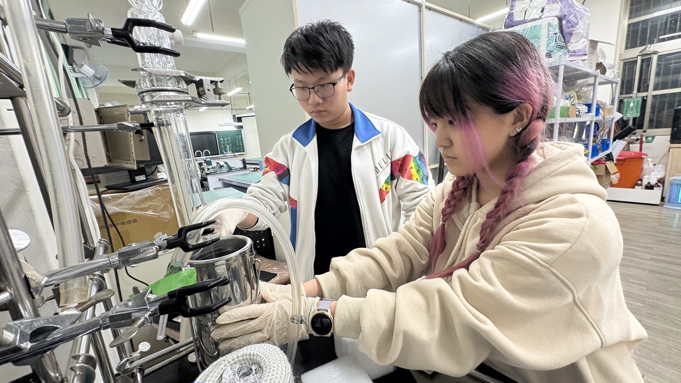 樹林高中學生專注投入實驗操作，培養科學研究能力。