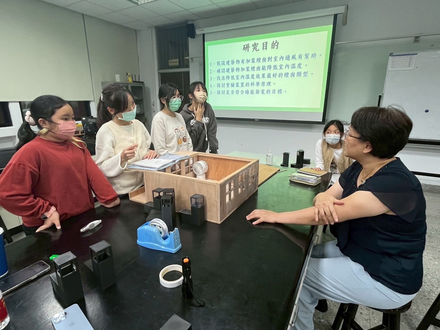 中正國小學生與教授面談教授聽完報告後給予孩子們回饋