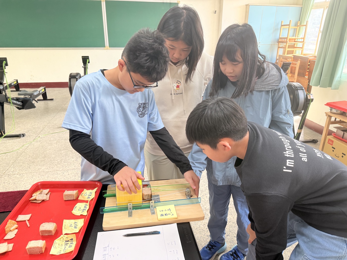 大崁國小學生利用自製的模具測量米麵包的彈性與硬度