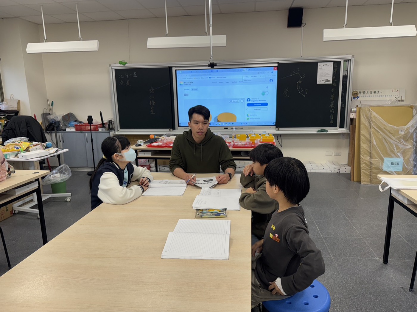 東湖國小師生共同討論研究問題
