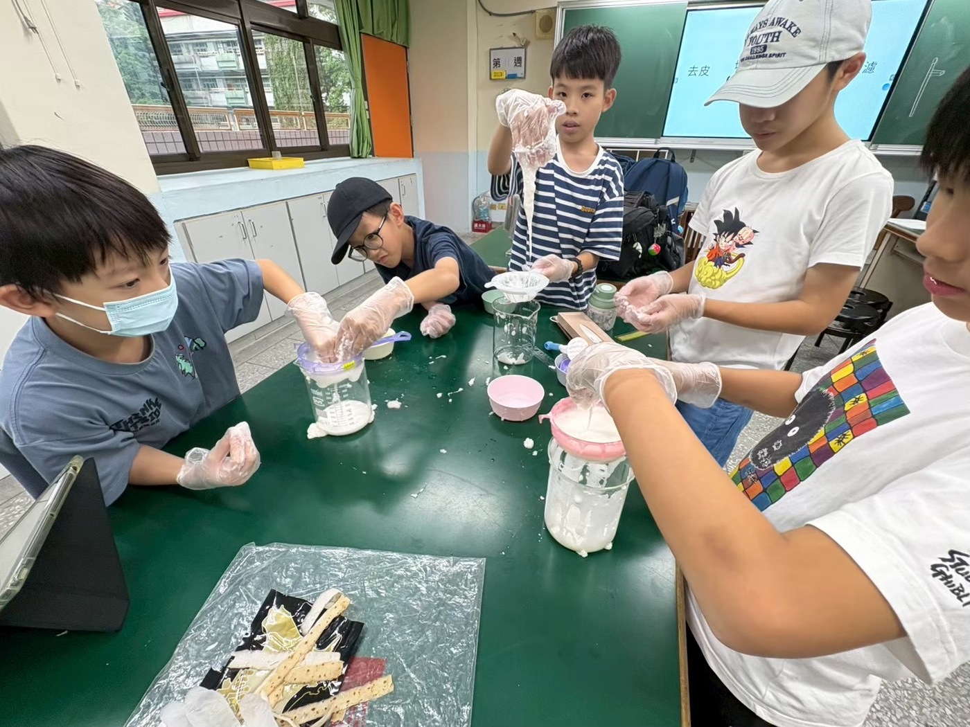 廣福國小學生小心翼翼地過濾山藥所產生的黏稠黏液，觀察其質地與變化