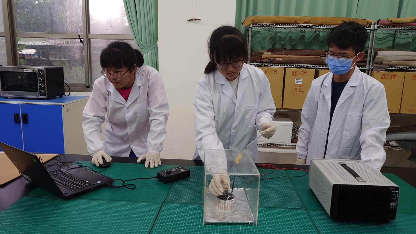 樹林高中同學利用直流電源供應器串接電磁鐵，將奈米鐵從溶液中高效分離