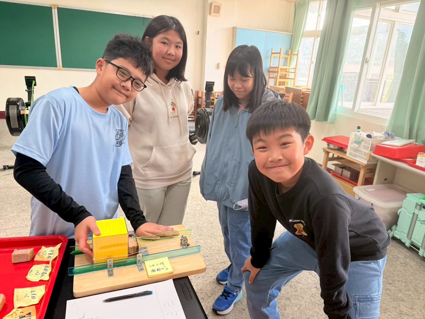 大崁國小學生利用自製的模具測量米麵包的柔軟值與彈性讓科學數據化