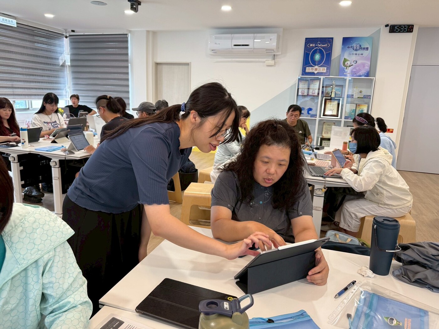 學員們互相合作完成任務