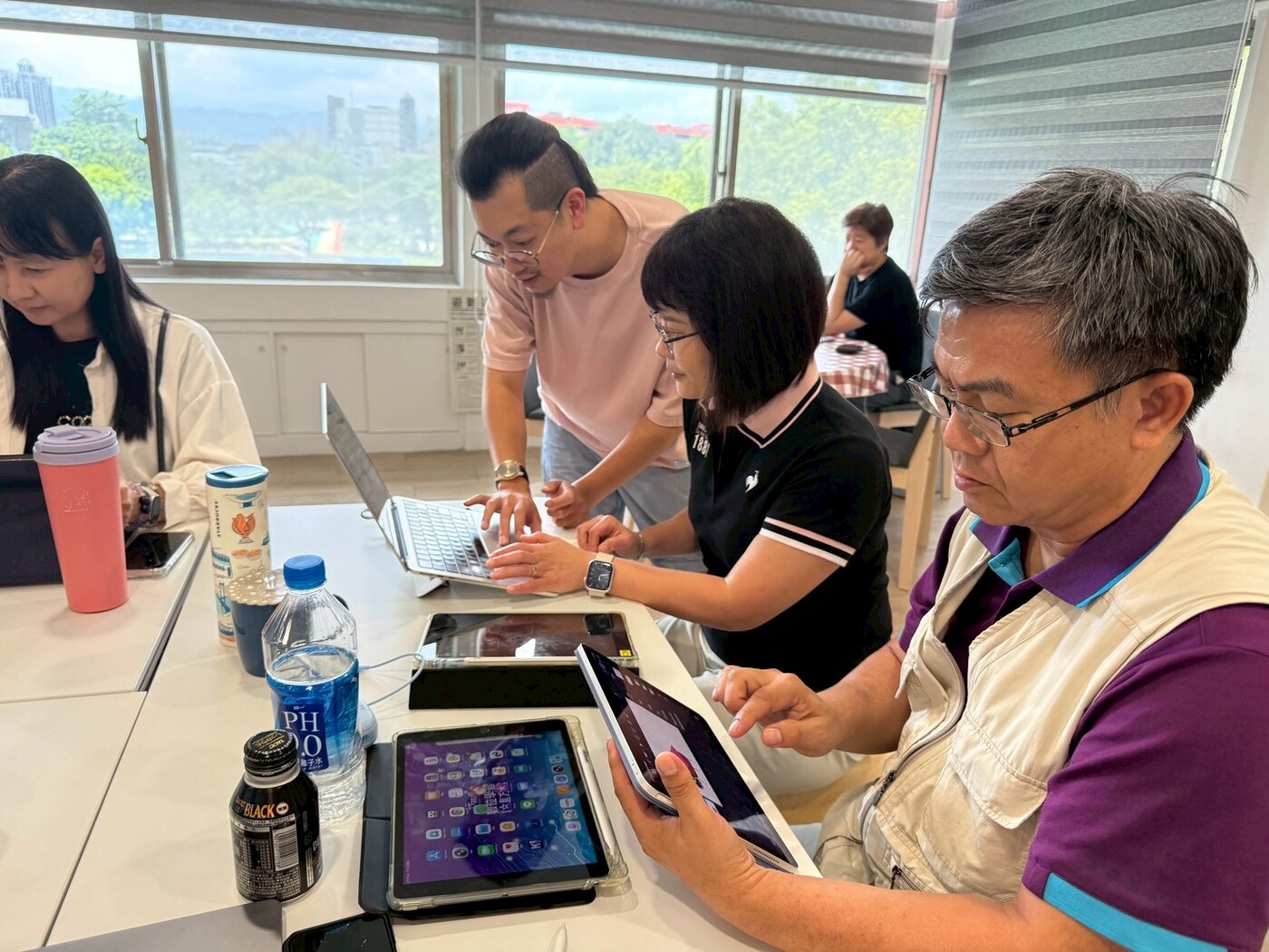 學員們互相合作完成任務