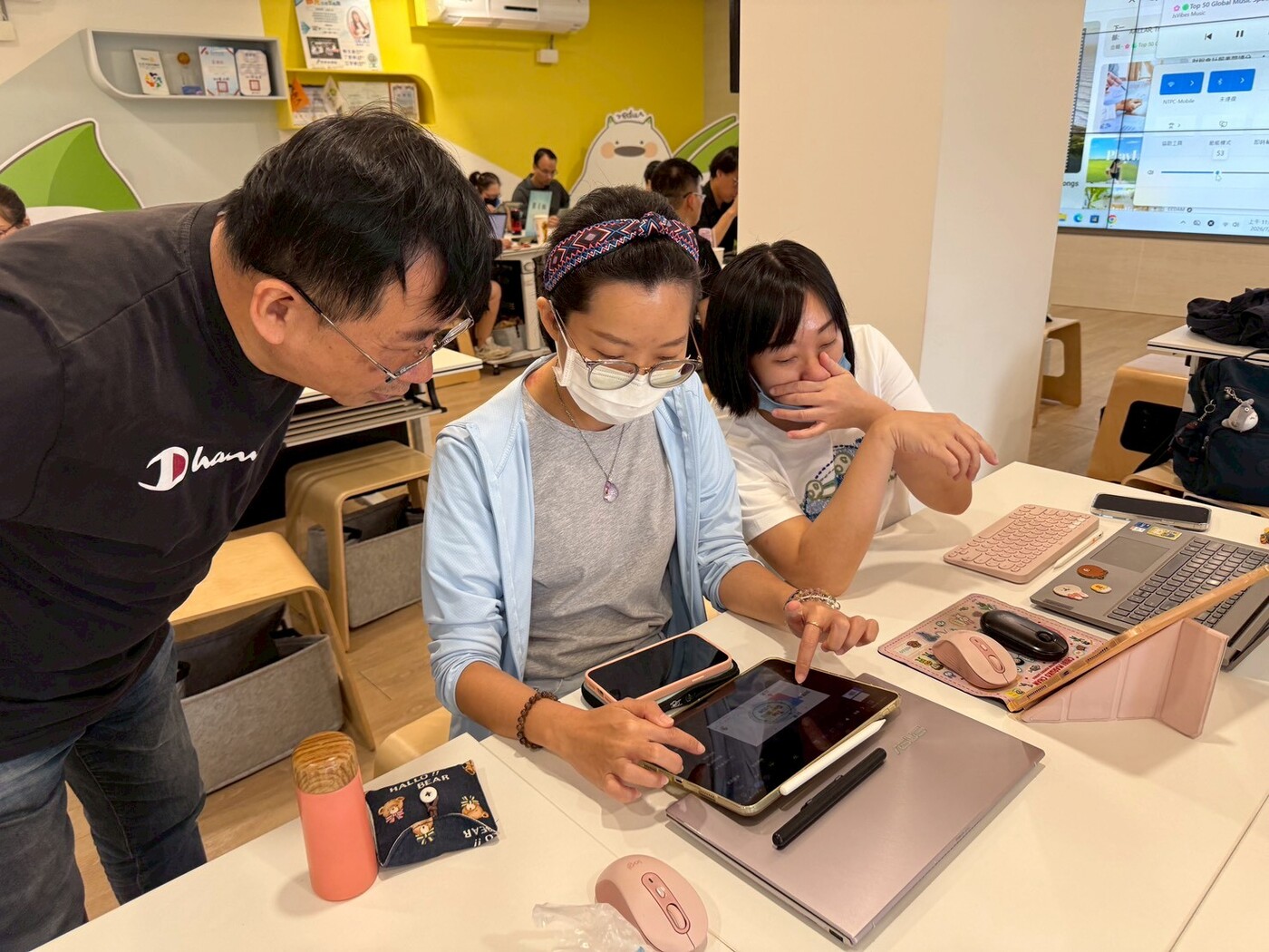學員們互相合作完成任務