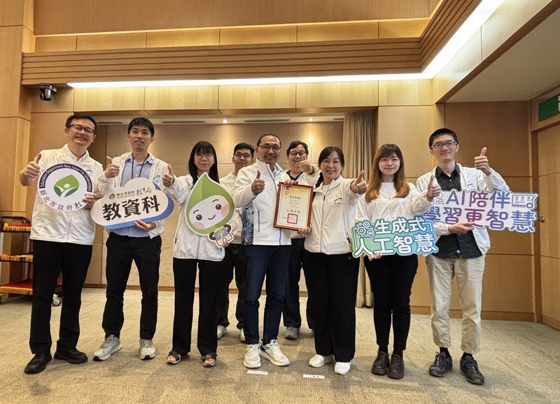 新北市教育網路中心於市政會議獻獎