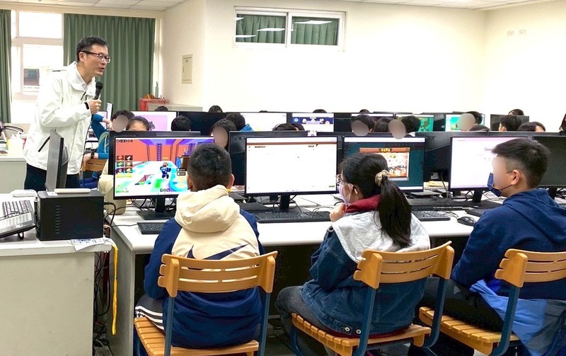 新北市教育局攜手國立臺灣師範大學主辦及奇鋐教育基金會辦理「國小高年級AI寒令營」