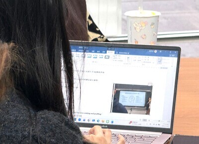 現場教師即時記錄課程內容，將AI倫理教學實例融入備課筆記，為未來課堂教學做足準備