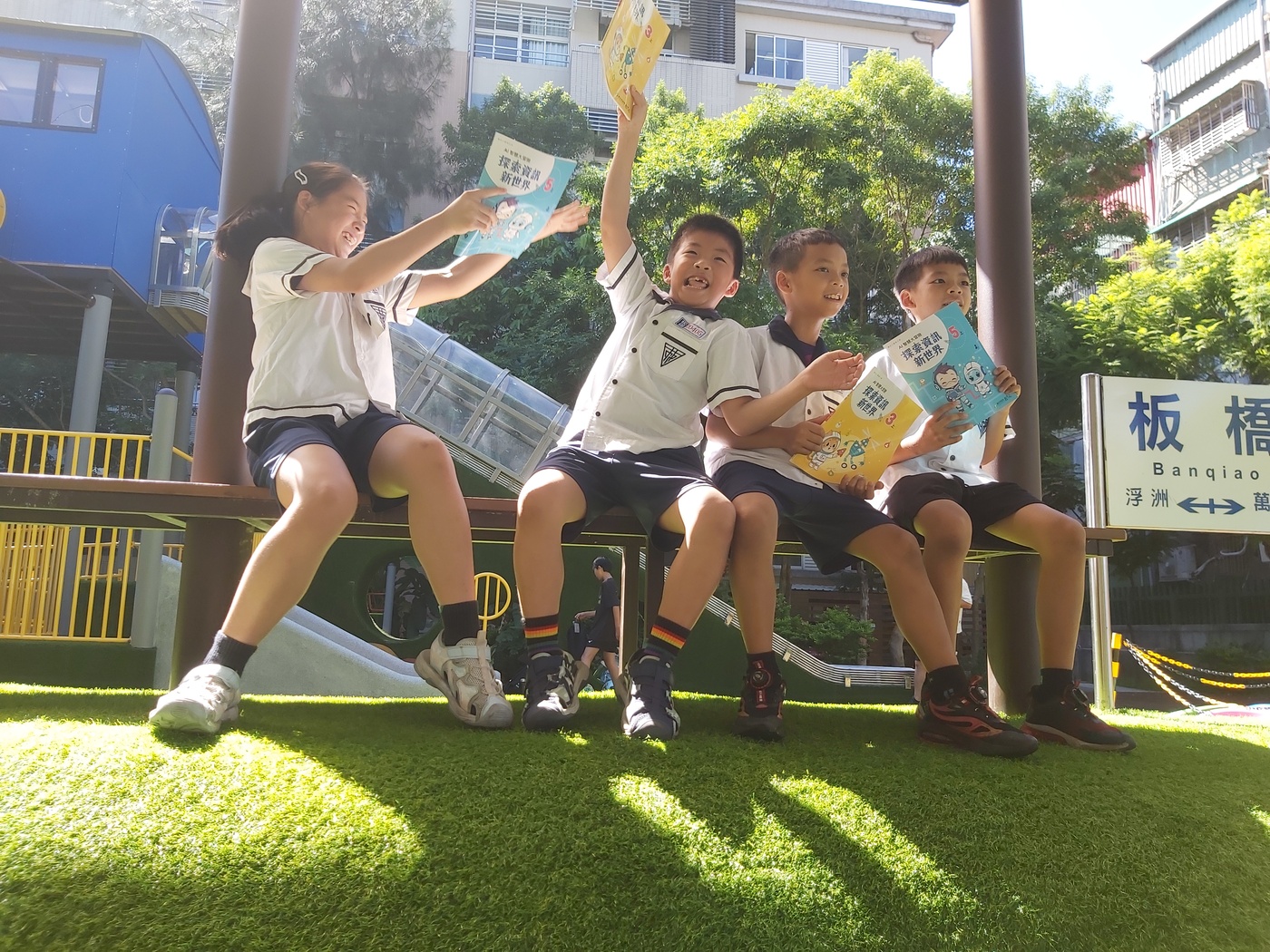 學生開心收到資訊科技教材