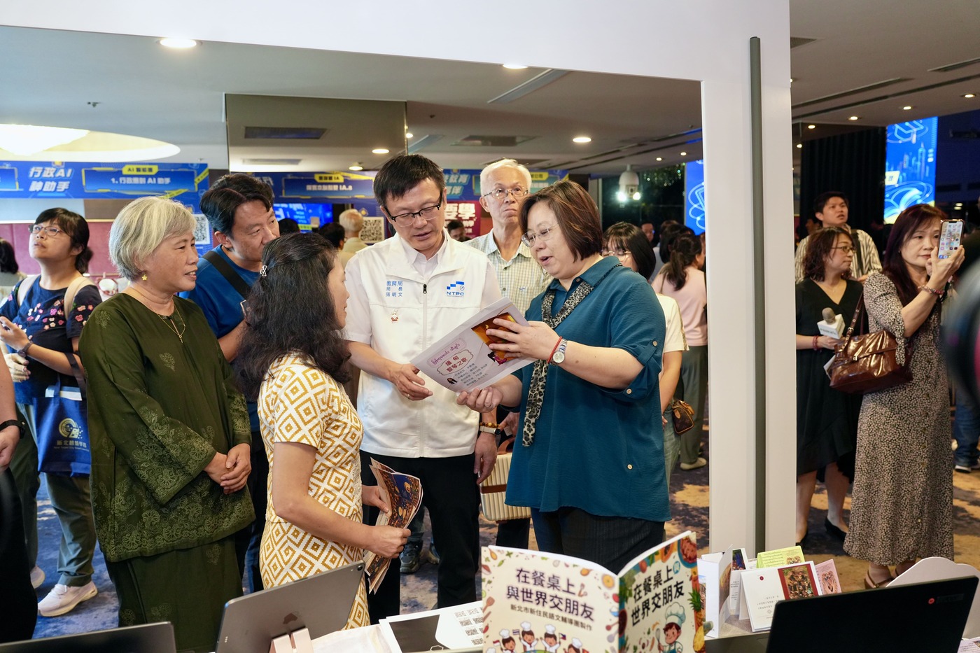 新北市教育局長張明文體驗AI雙語繪本創作，了解AI應用於新住民語文教材製作的多元可能